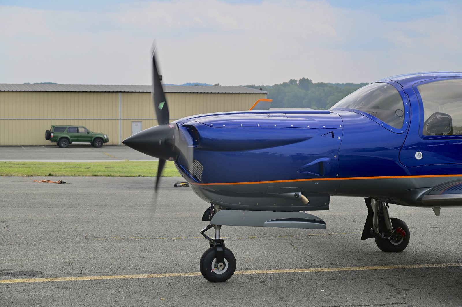Propeller and nose of a blue Diamond single, side view